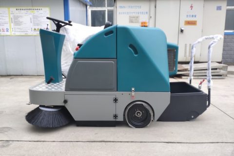电动扫地车的出现为物业保洁员带来一个好伙伴！