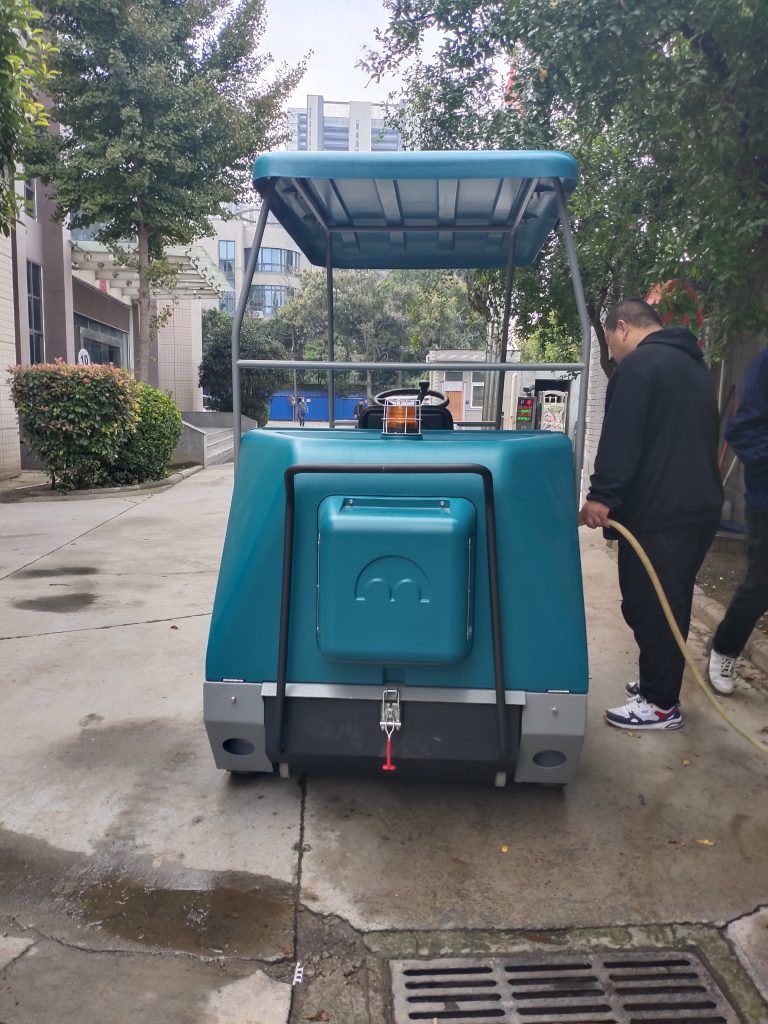 电动扫地车的出现为物业保洁员带来一个好伙伴！