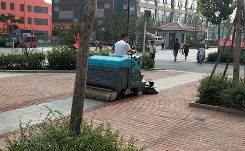 开着扫地车遛弯顺便完成工作就是我理想的工作