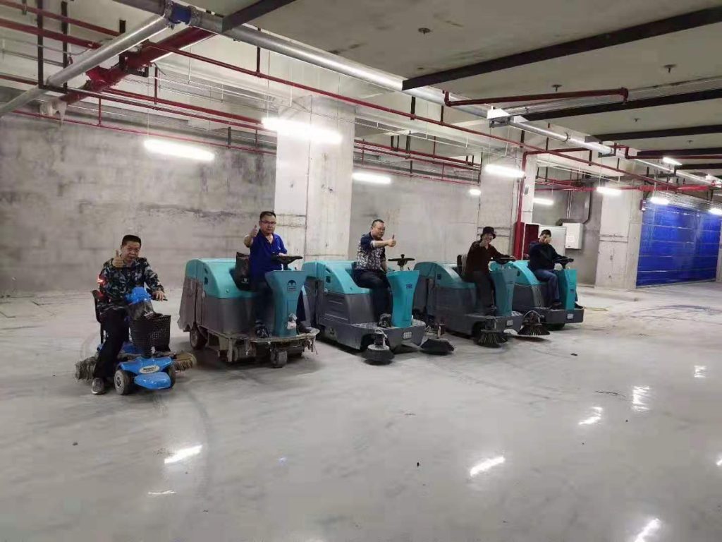 为什么小区物业不用燃油清扫车,千篇一律的都在用电动扫地车?