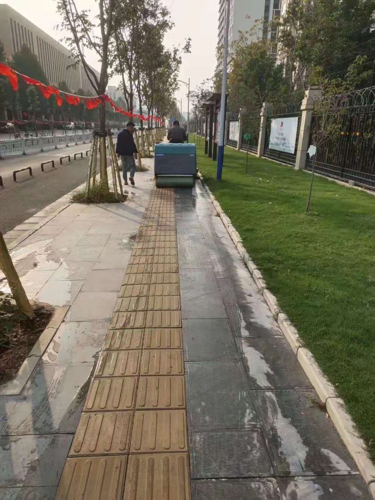 为什么小区物业不用燃油清扫车,千篇一律的都在用电动扫地车?