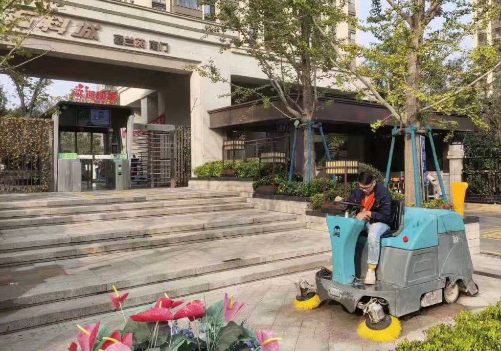 洗地车是油污地面的克星