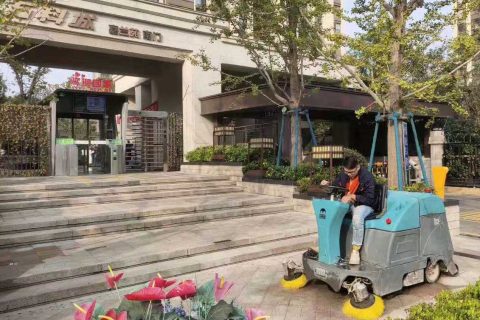 洗地车是油污地面的克星