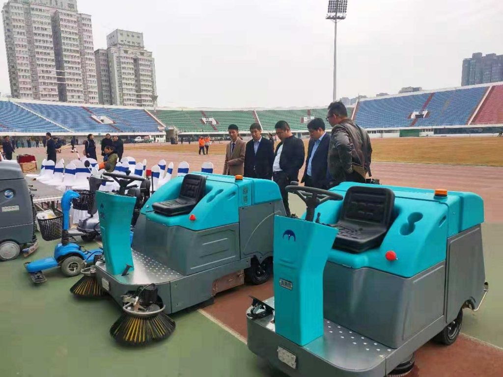 清晨雨拖地车:选购扫地车的价格、品牌、试用三个误区你都了解吗