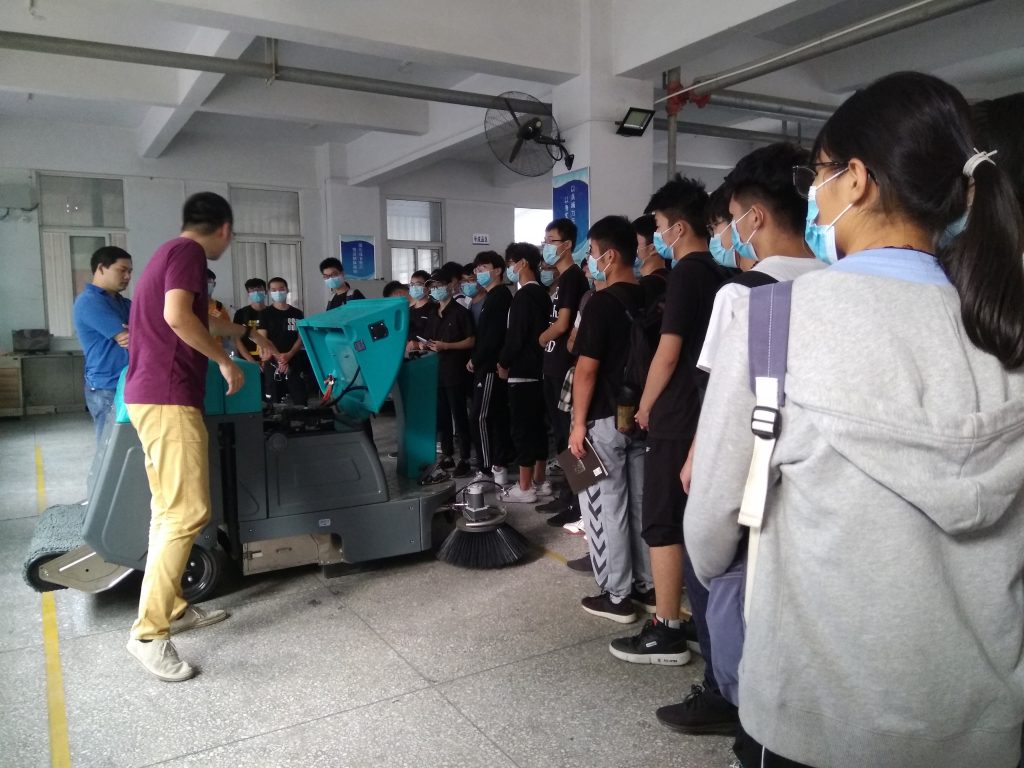 郑州轻工业大学组织师生60人到公司参观学习