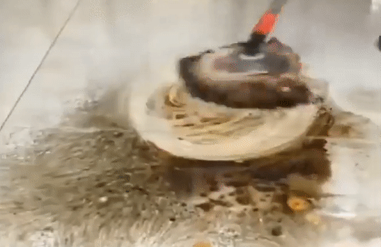 是什么震惊了整个中机六院?不弯腰、不脏手竟把路面「彻底」清扫干净——扫地车