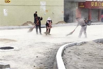 是什么震惊了整个中机六院?不弯腰、不脏手竟把路面「彻底」清扫干净——扫地车