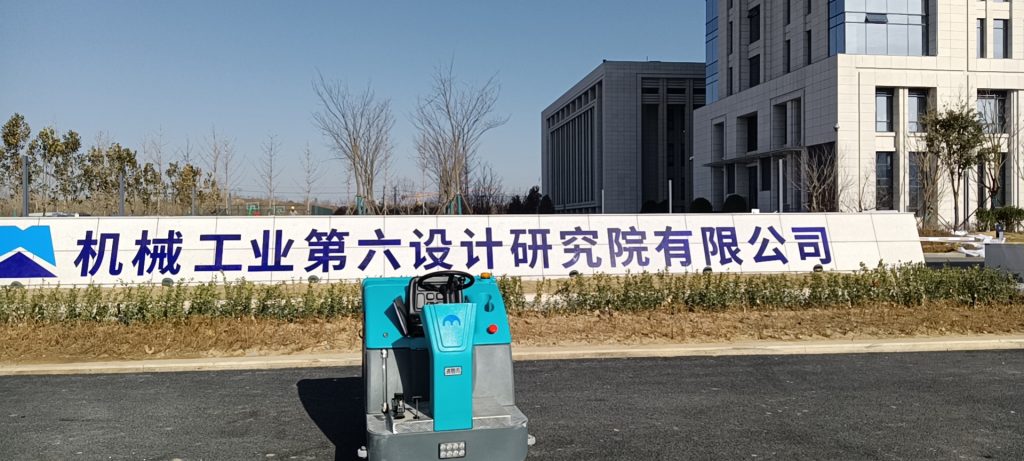 是什么震惊了整个中机六院?不弯腰、不脏手竟把路面「彻底」清扫干净——扫地车