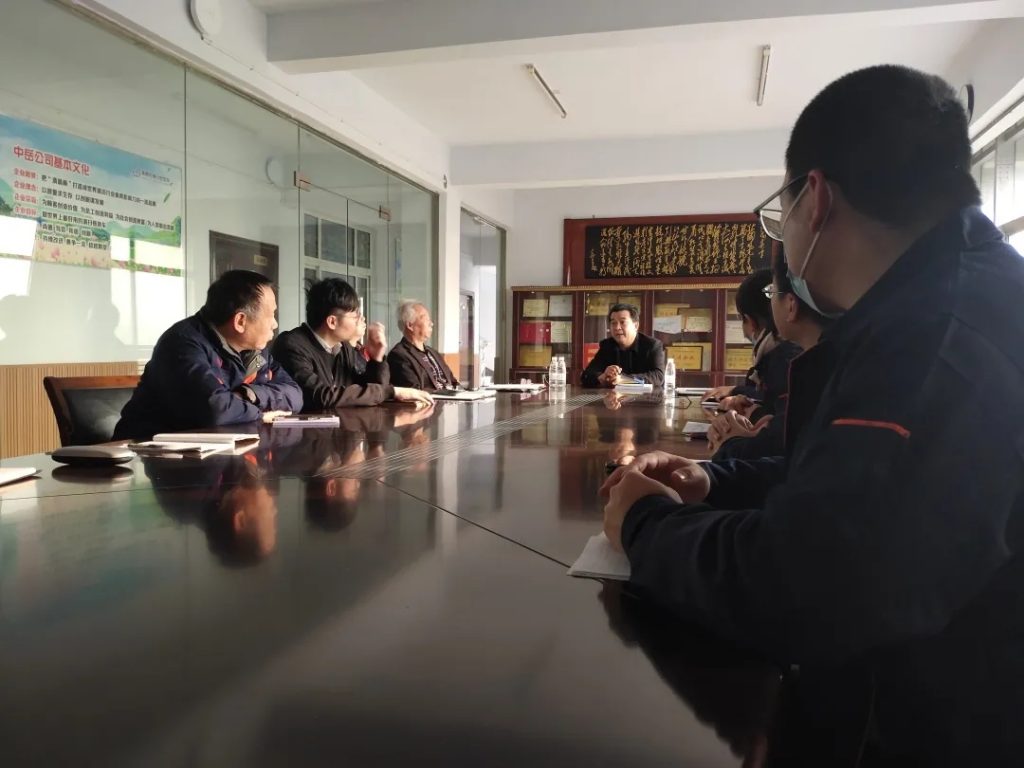 中岳代表听冯银堂讲话