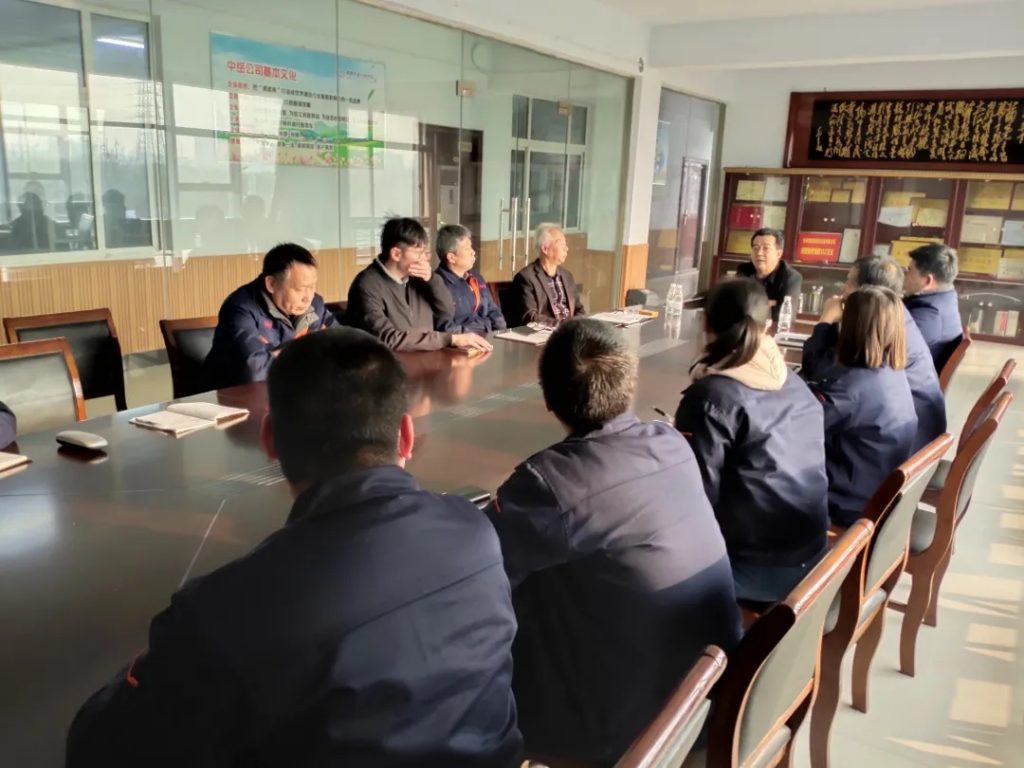 冯银堂和中岳代表交谈