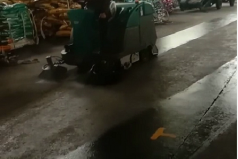 扫地车的清洁效率怎么样？工厂小区该如何选择电动扫地车？