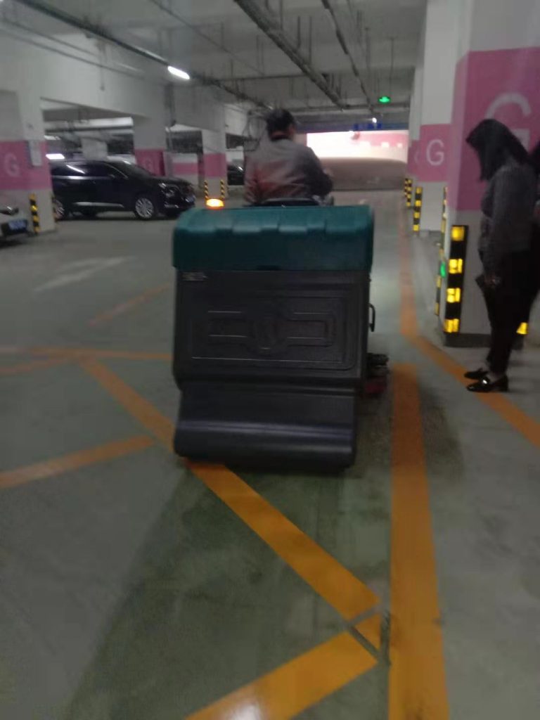 拜托别再用水冲、拖把清洁地面了!看绿地四季印象用的什么,你不想试试?