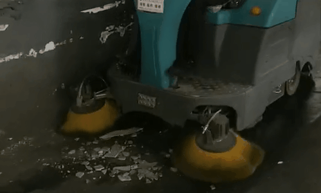 有了清晨雨扫地车,扫地+拖地一遍全搞定,不扬尘无需清洗拖把,真方便!