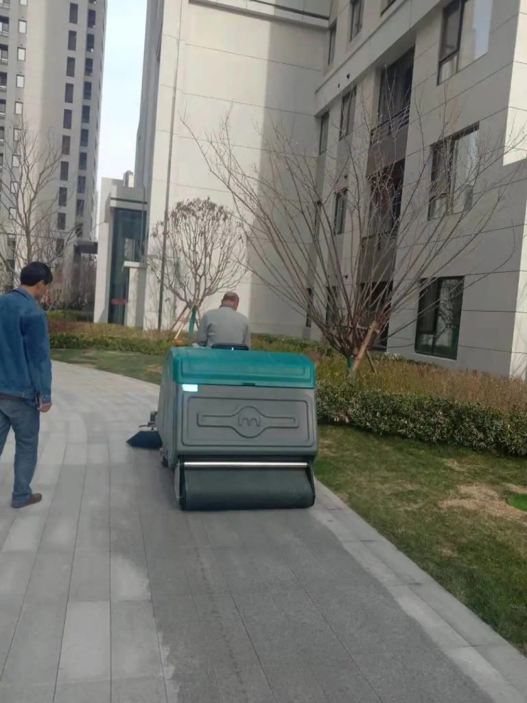 永威物业大半数小区都在用的清晨雨拖地车，90%清除污垢，颜值高，超显档次，一车多用，物业必备！