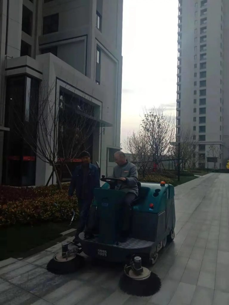 永威物业大半数小区都在用的清晨雨拖地车，90%清除污垢，颜值高，超显档次，一车多用，物业必备！