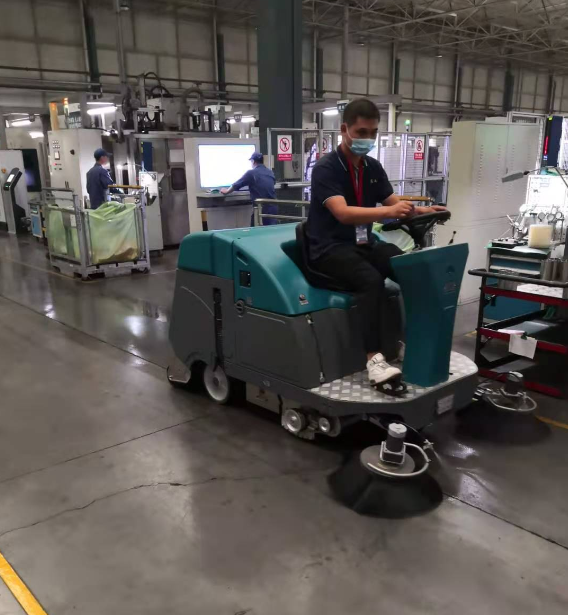 清晨雨:为什么工业扫地车越来越受到工厂的青睐