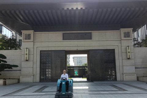 清晨雨：新型“环卫工”首现正弘瓴风雨连廊，一洗一拖同步获好评