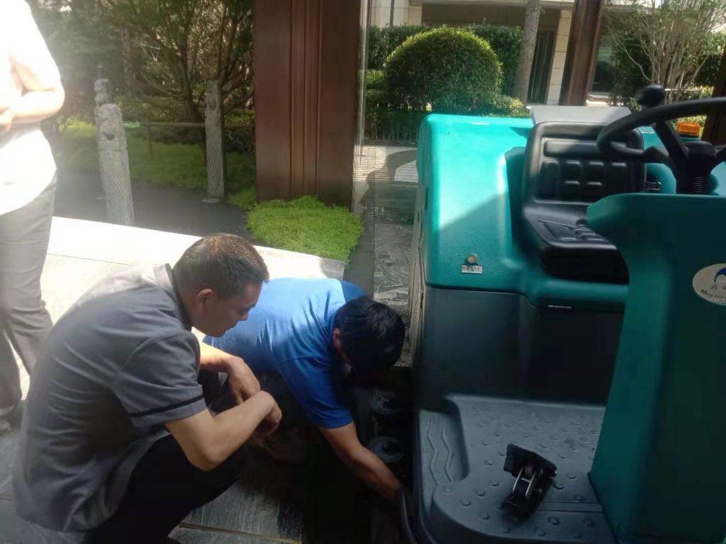 清晨雨：新型“环卫工”首现正弘瓴风雨连廊，一洗一拖同步获好评