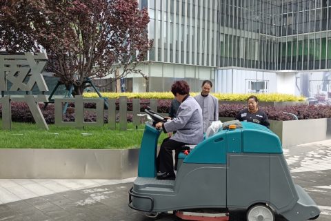 清晨雨扫地车投入使用，为永威时代中心请来“新保姆”