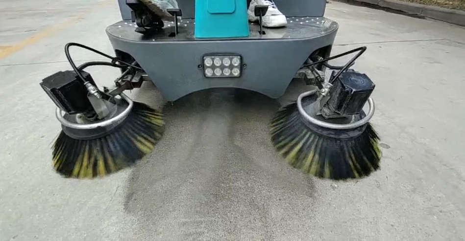 便捷感十足的清晨雨扫地车，或许可以帮助你，让灰尘污垢无处躲藏