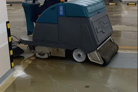 一下雨地库就成"溜冰场"？物业需要一套雨季清洁预案