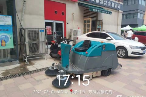 清晨雨：租赁电动扫地车和购买驾驶式扫地机那个更合适？