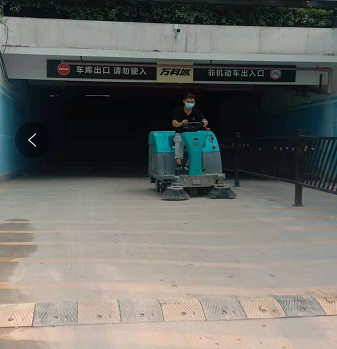 清晨雨选购宝典：手推式和驾驶式扫地车那种更好？