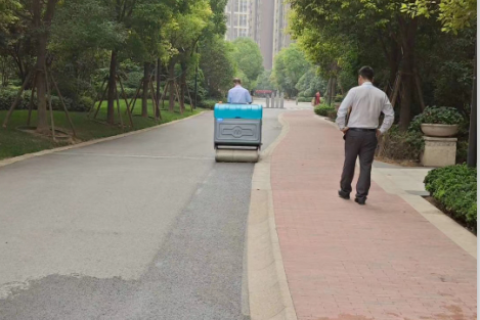 物业小区都在用电动扫地车，它比人工清扫有哪些优势？