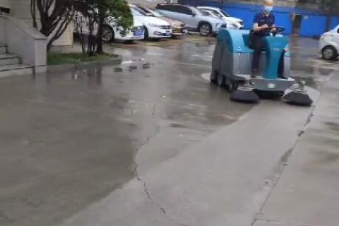 清晨雨洗地车在雨天洒水？官方回应系拖地车在清理泥污