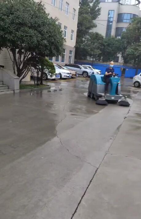 清晨雨洗地车在雨天洒水?官方回应系拖地车在清理泥污