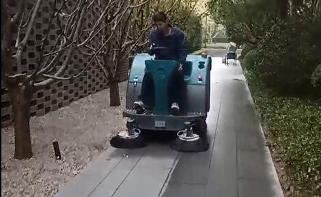 驾驶式扫地机的优点和使用方法