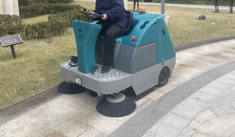 尘屑零残留！清晨雨扫地车，为仓储环境戴上「防尘罩」