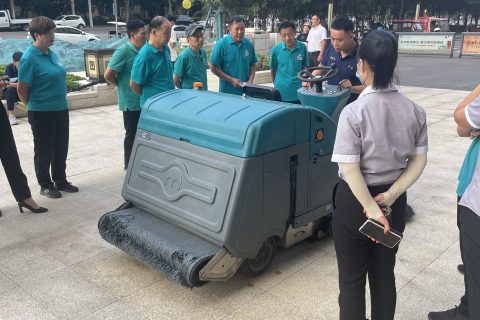 驾驶式扫地机助力高效清洁，改变城市面貌