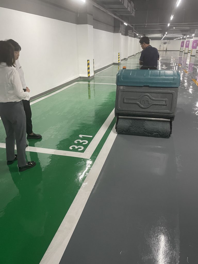 地下车库清洁的革命性工具:驾驶式洗地机的五大优势