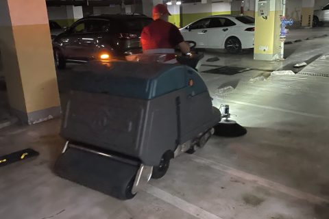 地下车库高效清洁的秘密武器：驾驶式洗地机的优势解析