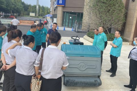 扫地车清洁效果显著，为公共场所带来清新环境