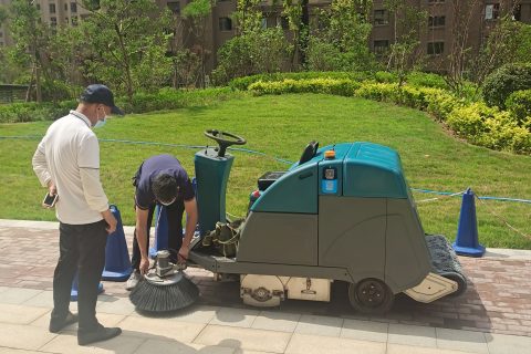 扫地车在疫情防控中发挥重要作用，助力城市清洁安全