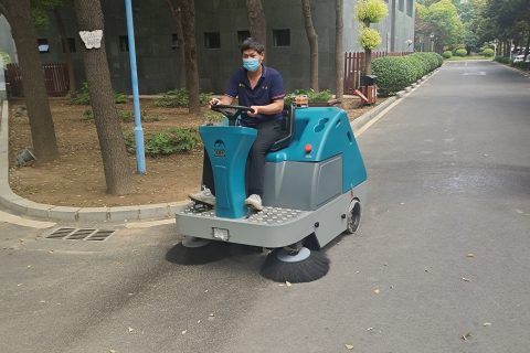 扫地车成为城市环卫工作新利器，推动环保事业发展