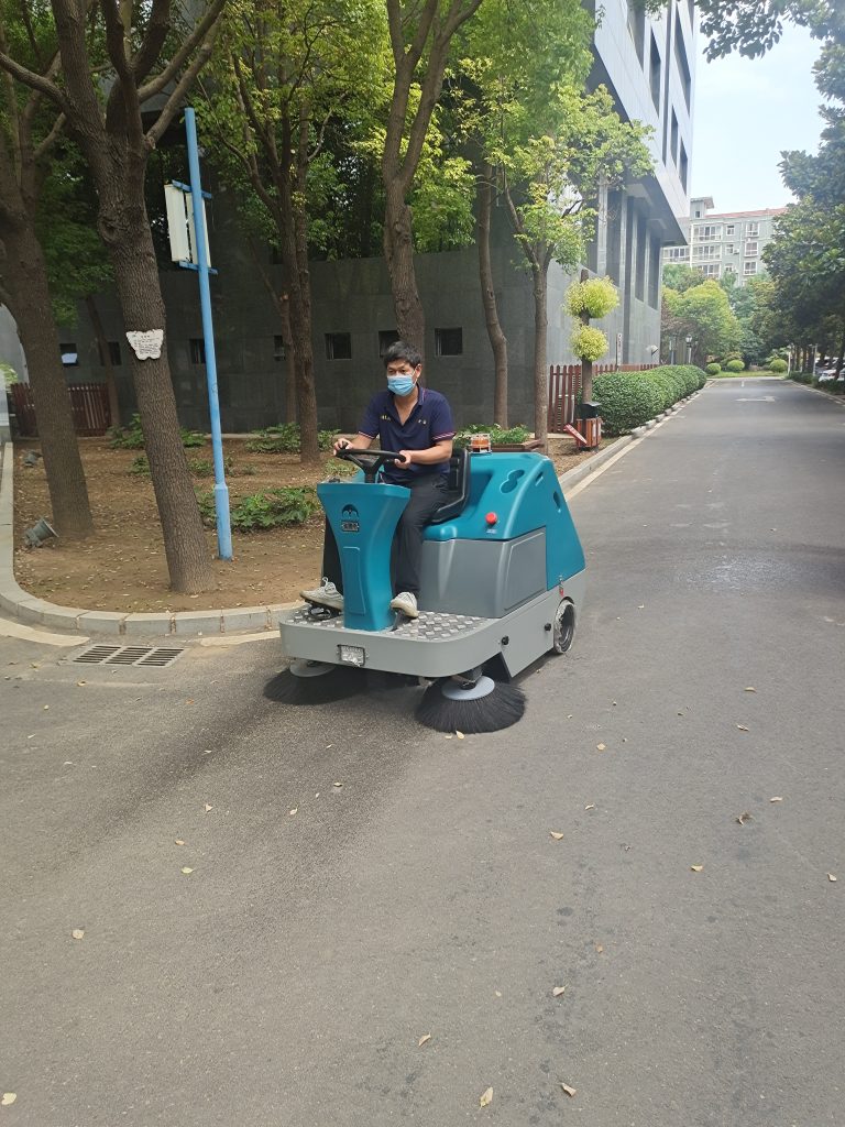 扫地车成为城市环卫工作新利器,推动环保事业发展