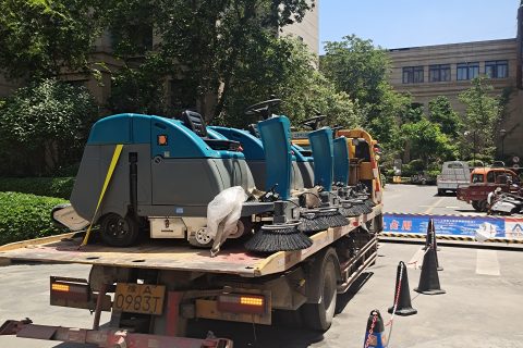 扫地车助力景区清洁，为游客提供舒适旅游体验