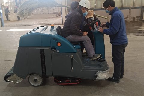 清晨雨带您了解驾驶式洗地机的工作原理、结构和应用