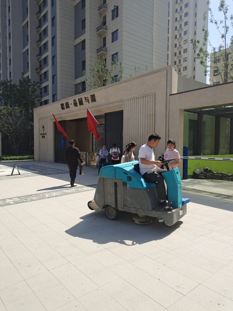 驾驶式洗地车有哪些优势和特点