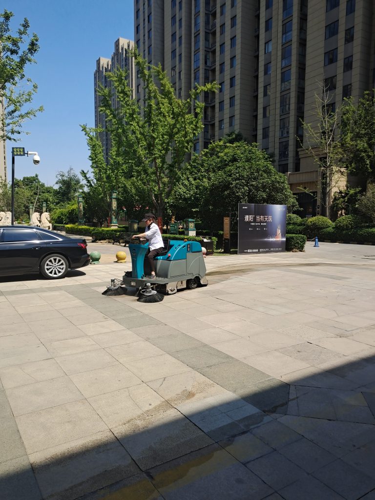 驾驶式扫地车测评:高效清洁利器