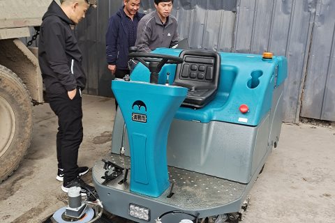 车间清洁不再困难：经济、快速、实用的扫地机