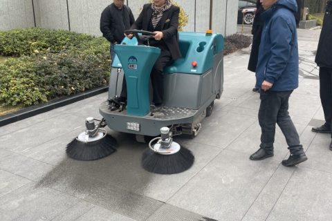 扫地车：让清洁工作更轻松，更高效