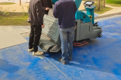 革新清洁方式：智能洗地车的出现