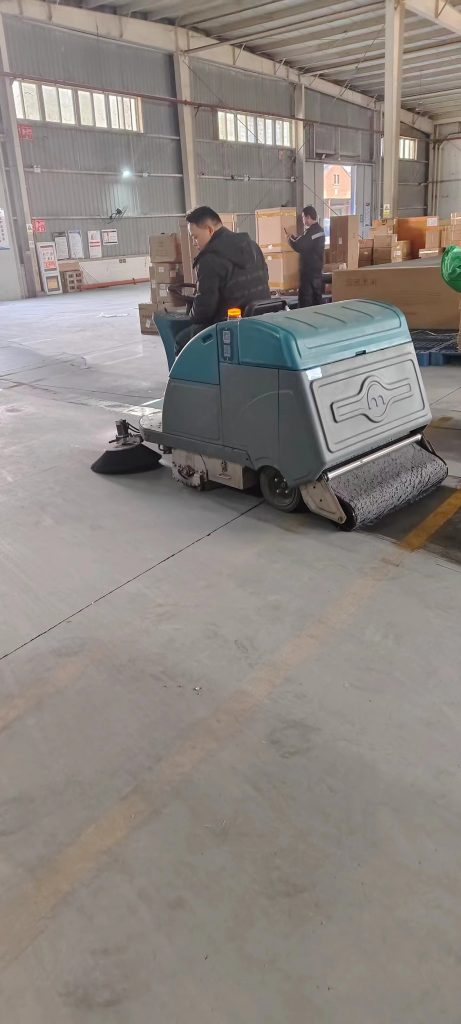 驾驶式扫地车亮相,引领城市清洁新风尚