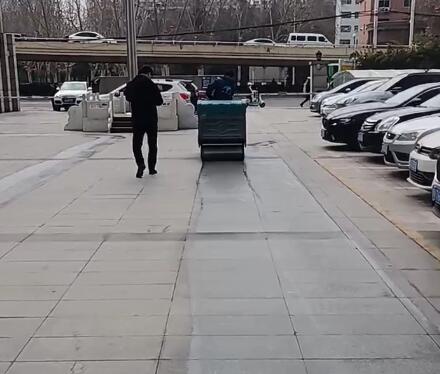 驾驶式洗地车：城市清洁的革命性利器
