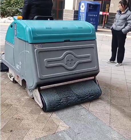 驾驶式洗地车：揭开城市清洁的神秘面纱