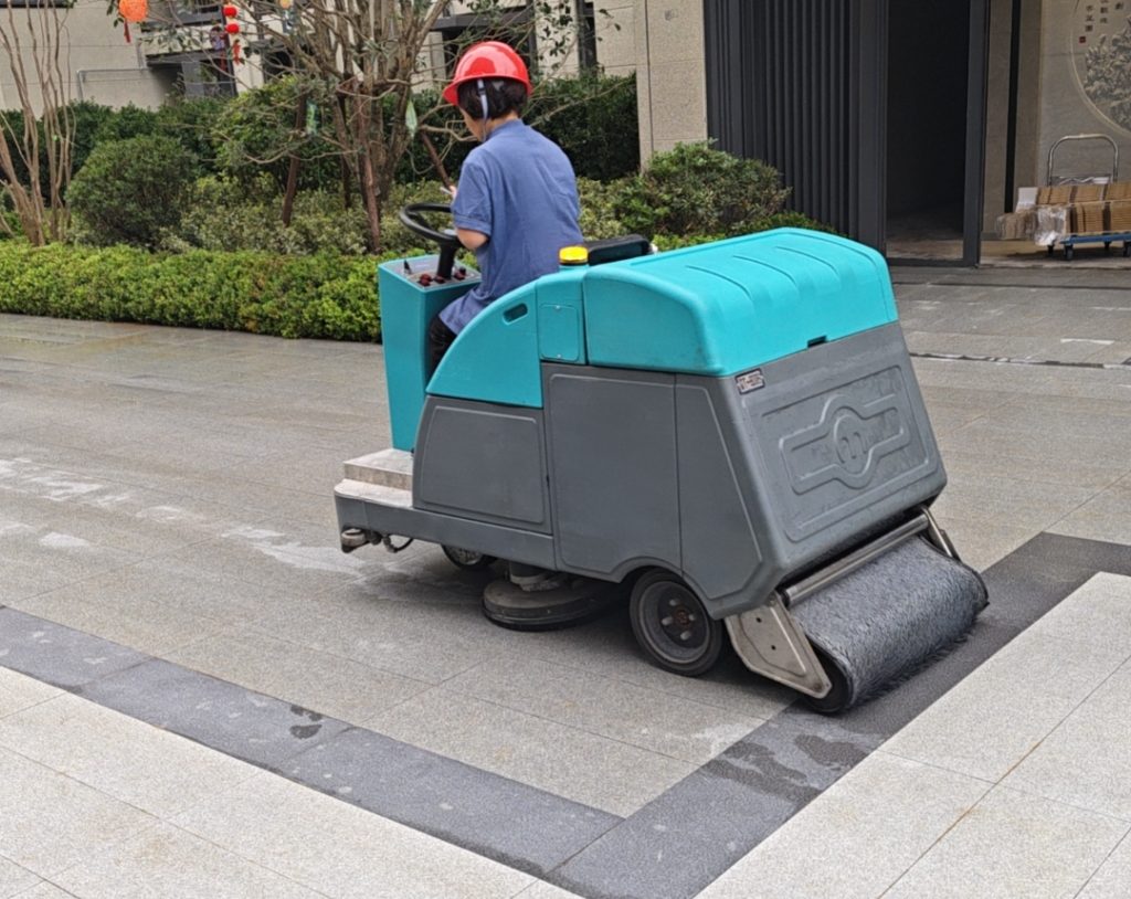 驾驶式扫地车、洗地车、拖地车哪个更好用?比较与选择指南